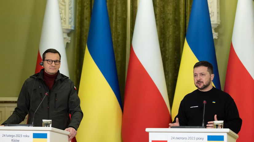 le Premier ministre polonais Mateusz Morawiecki (g) et le président ukrainien Volodymyr Zelensky, lors d'une conférence de presse, le 24 février 2023 à Kiev