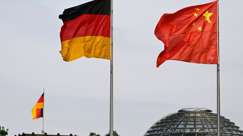 Les drapeaux allemand et chinois sur le toit de la Chancellerie pour la visite du premier ministre chinois Li Qiang à Berlin, le 19 juin 2023 