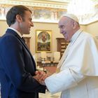 Le pape François accueille le président français Emmanuel Macron au Vatican, le 26 novembre 2021